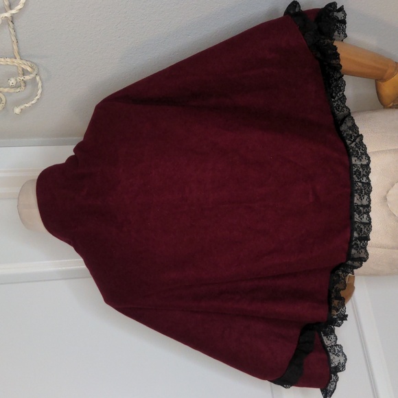 Elegant Burgundy Shawl with Black Lace Trim - Picture 4 of 7
